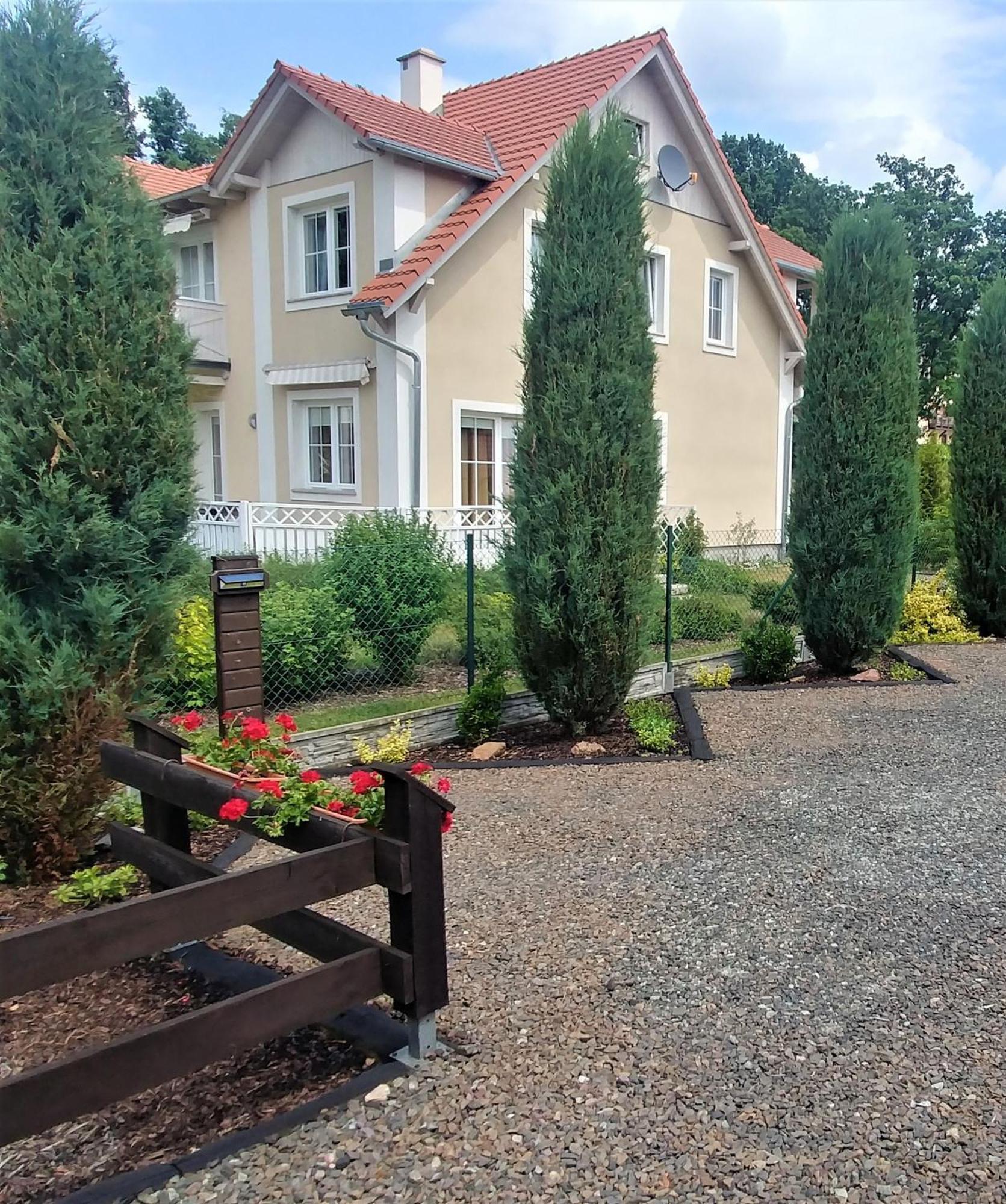 Willa Axla Z Weranda Ogrodem I Parkingiem Kudowa-Zdrój Exterior foto
